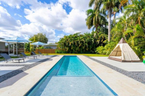Biscayne River Home: Pool Pickleball Fun